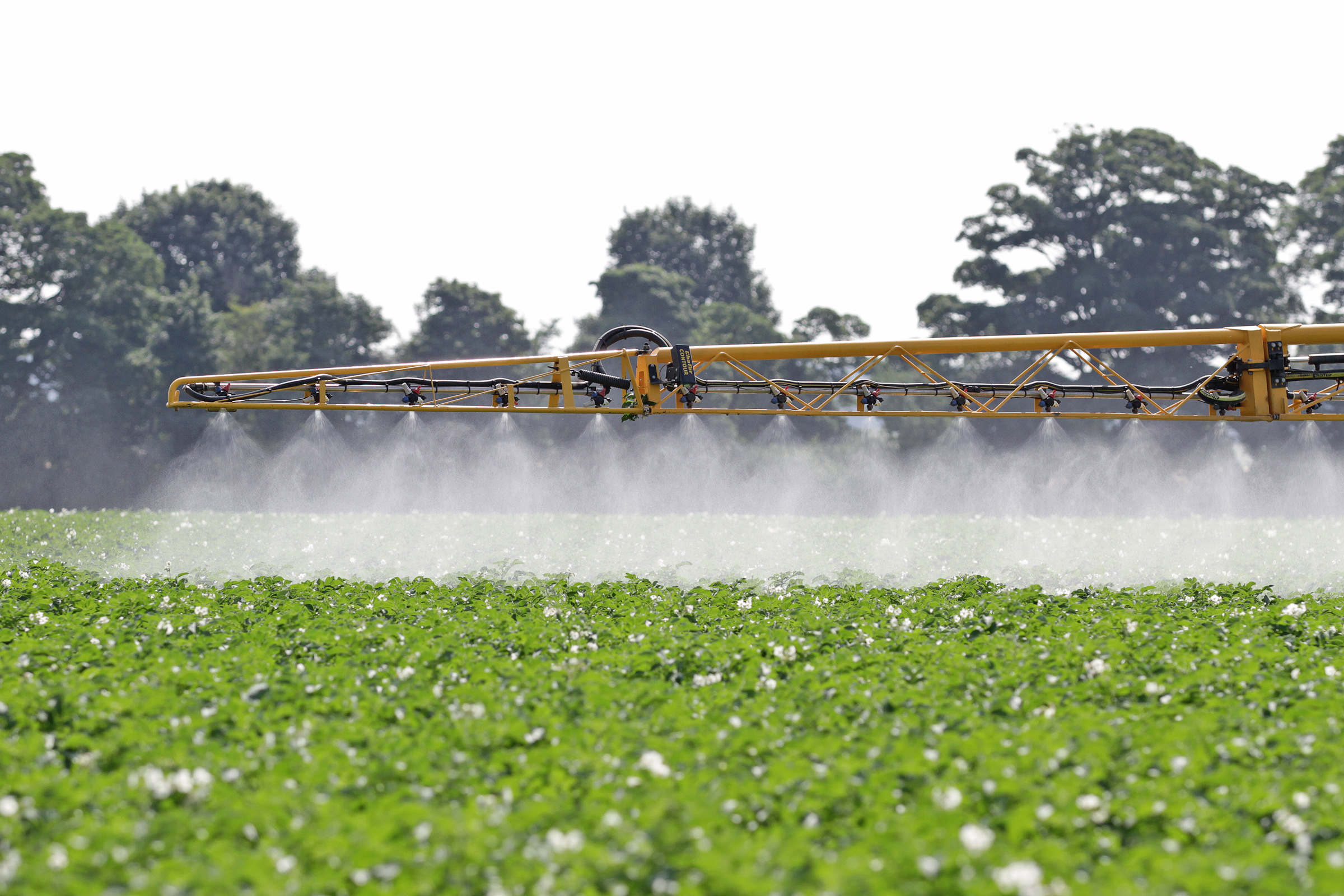 crop-spraying_chafer-machinery_flickr